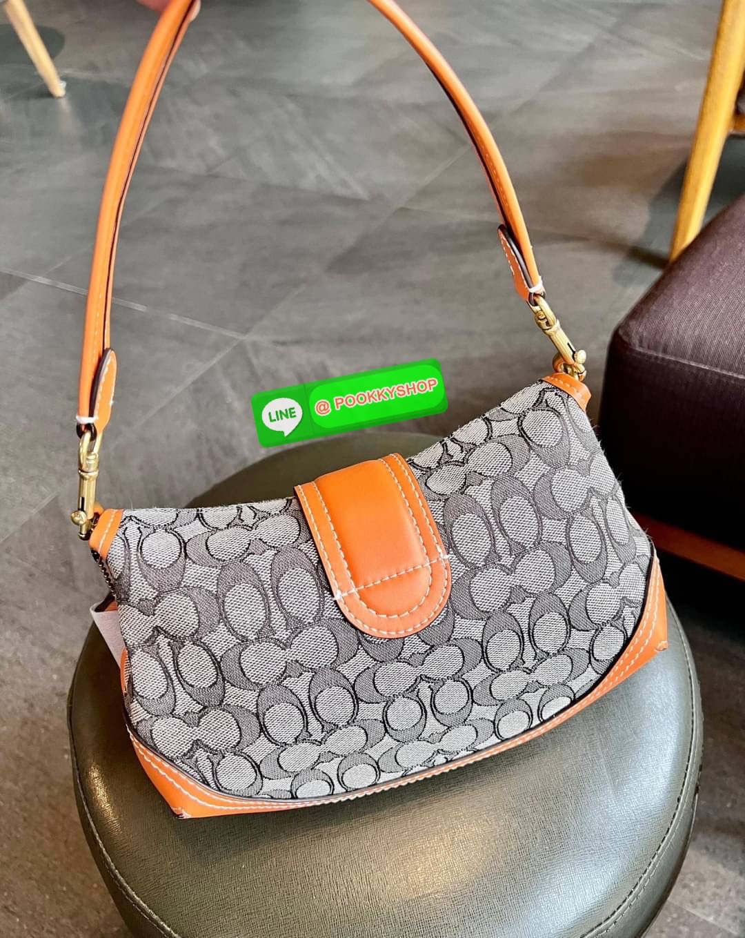 🌟NEW ARRIVAL! วินเทจสุดๆ ใช้กี่ครั้งก็ไม่เบื่อ สวยมากๆค่ะ COACH THE SOHO FLAP LIMITED RE-EDITION!! 💌พร้อมส่ง มาค่าห้ามพลาดคลาสสิค แมทได้กับทุกชุด! 📌รุ่นนี้ต้องมีป้ายแบรนด์Limitedห้อยมาด้วยนะคะ วัสดุJacquard +หนังแท้สวยงาม เปิด-ปิดก