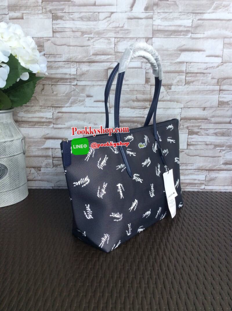 ลาคอส pu split cow leather bag รุ่นขายดีค่ะ!! กระเป๋าทรง shopping ลายกราฟฟิก ลายสดใส พร้อมส่งหลากสีรุ่นฮอตฮิตตลอดกาล แบบสวยคลาสสิค ใช้ได้ในทุกวัน ด้านหน้าประดับโลโก้จระเข้สัญลักษณ์แบรนด์ เปิดปิดกระเป๋าแบบซิป ที่จับหัวซิปปั้แบรนด์ ภายในกว้างใส่ของจุ มีช่