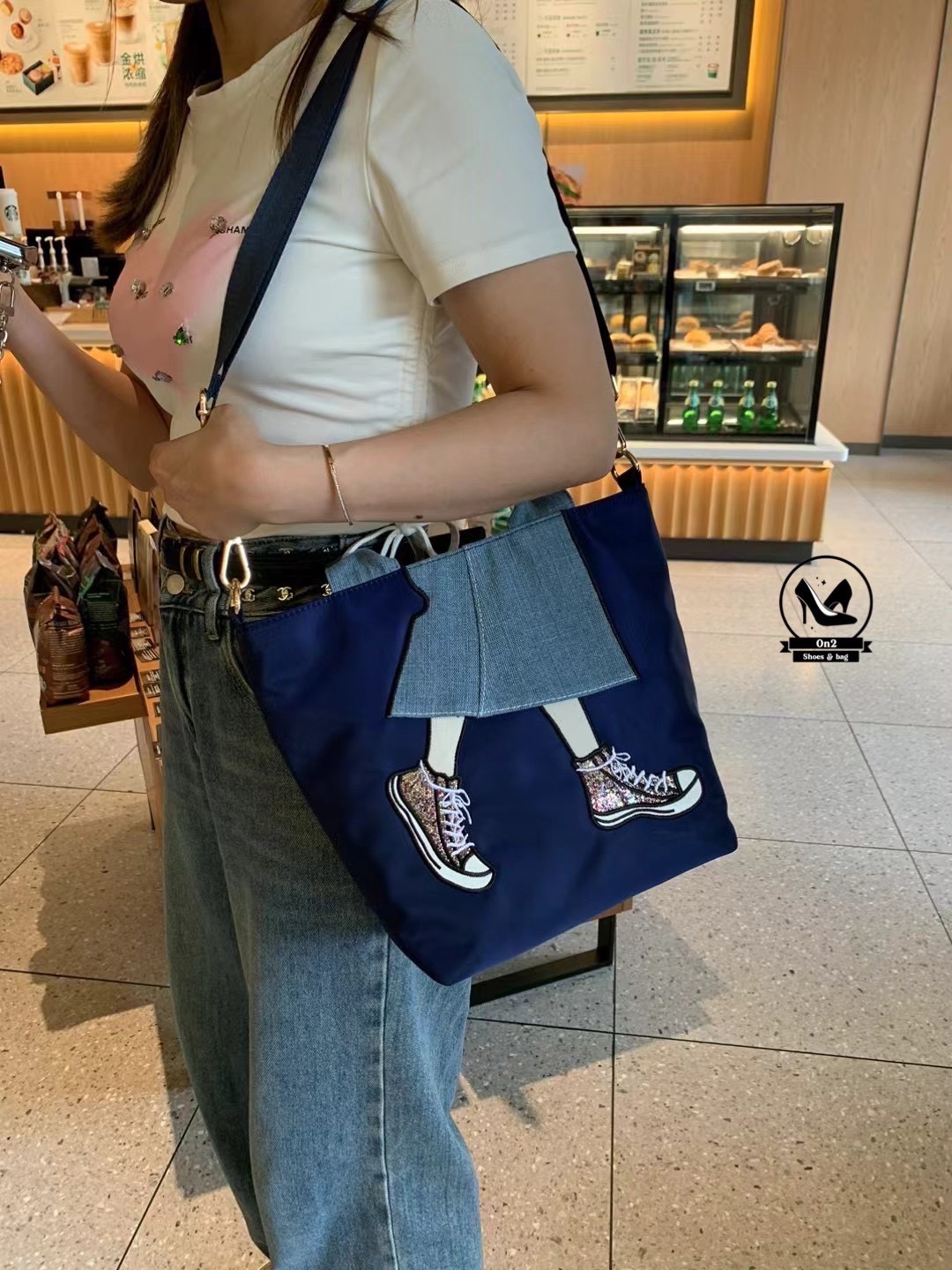 กระเป๋าทรงชอปปิ้ง shoping bag แบรนด์ miss zapatos item วัสดุตัวกระเป๋าทำจากผ้ากันน่ำอย่างดี water proof อะหลั่ยสีเงิน ด้านหลังมีช่องซิป กระเป๋าเป็นปากซิป งานจริงน่าใช้มาก สายกระเป๋าสะพายขึ้นไหล่ได้สะดวกในการใช้งาน มาพร้อมสายยาว ทำจากผ้าตัวเดียวกับกระเป๋าส