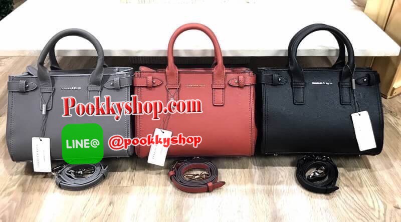 NEW ARRIVAL! CHARLES & KEITH BASIC TOP HANDLE BAG กระเป๋าถือหรือสะพายรุ่นใหม่ชนช็อปดีไซน์สวยอยู่ทรงเเข็ง ขนาดกำลังดี น้ำหนักเบา ด้านหน้าประดับโลโก้แบรนด์ เปิดปิดด้วยซิปสะดวกใช้ ด้านข้างมีสายรัดปรับทรงกระเป๋าภายในมีช่องซิป ใส่กระป๋าสตางค์ใบยาว ipad mini ได