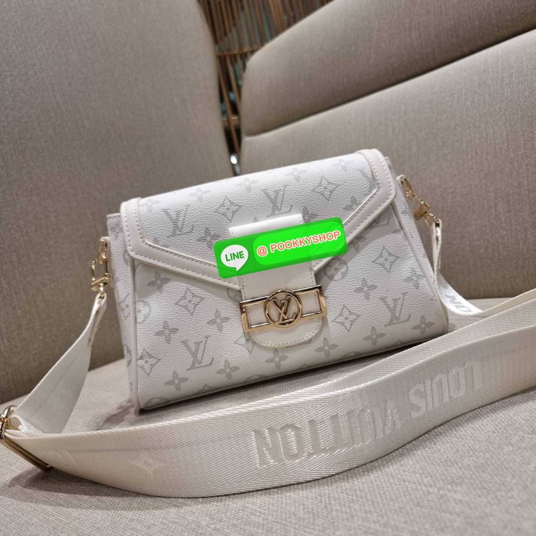 NEW ITEM!! LV CROSSBODY BAG WITH GWP กระเป๋าสะพายข้างพรีเมี่ยมกิ๊ฟ สีสวย คุณหนูสไตล์สุดๆ วัสดุหนังแคนวาส เปิด-ปิดกระเป๋าด้วยกระดุมแม่เหล็ก ภายในเป็นช่องโล่ง มีช่องซิปและช่องแยกให้ ใส่ของใช้สำคัญได้สบายๆ มือถือ พาวเวอร์แบงค์ เครื่องสำอางค์ ของจุกจิกได้หมดจ