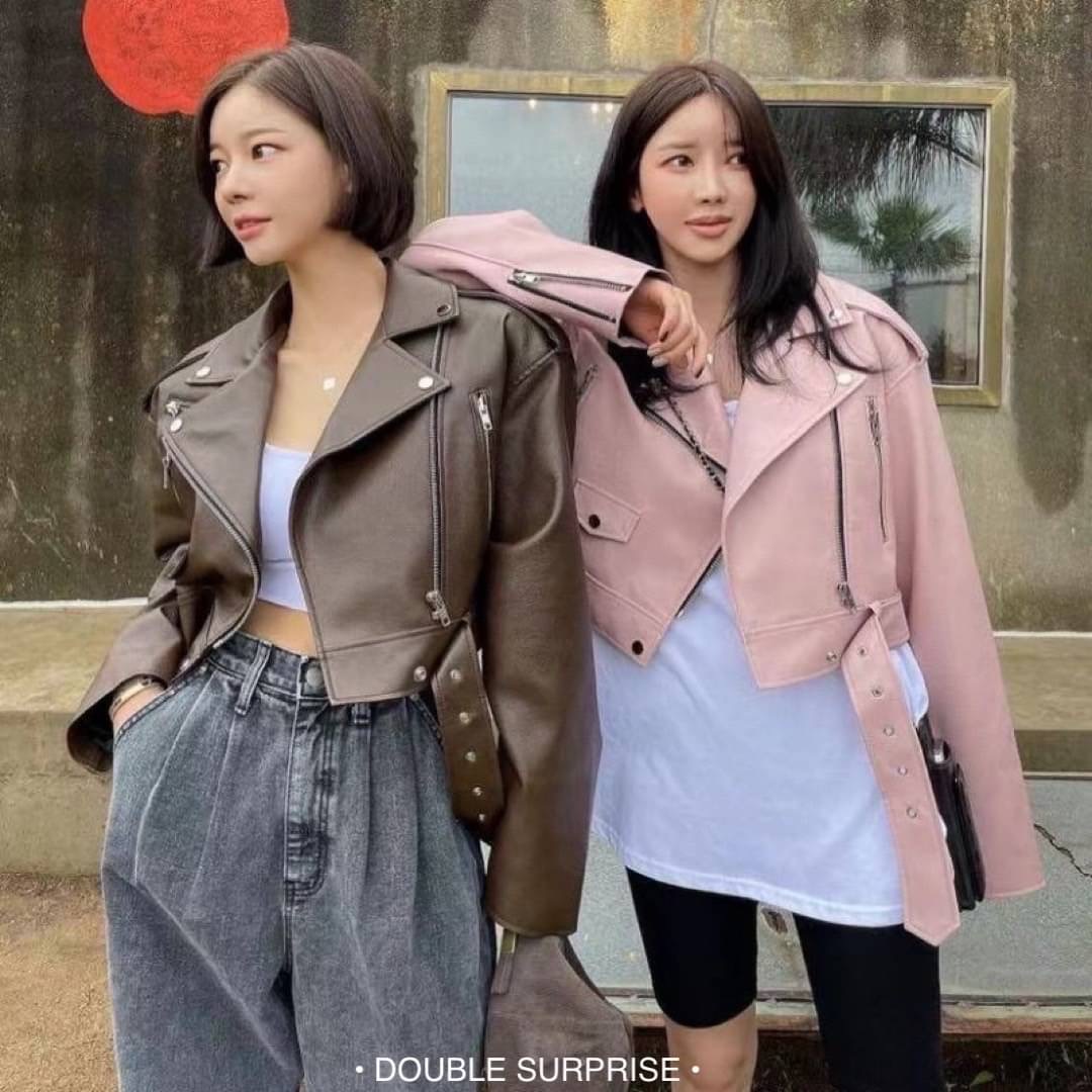 NEW ARRIVALS เสื้อJACKETหนัง คอปกทรงสวยเลยค่ะ งานติดซิปด้านหน้าและปลายแขน เจาะกระเป๋ารูดซิปได้ ชายเสื้อมีเข็มขัด งานมีซับในอย่างดี ใส่สวยทั้ง2สี น่ารักมากๆค่ะ (DOUBLE SURPRISE bydressmepls.)