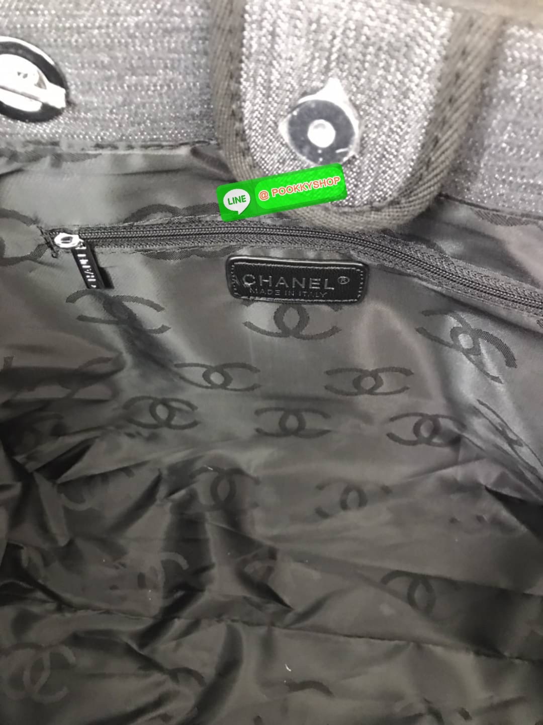 premium gift Chanel Tote canvas จากแบรนด์ Chanel กระเป๋าสะพาย Chanel Tote canvas โลโก้ปักกระเป๋าทรง Tote ผ้า canvas เนื้อหนาอย่างดีมีซับใน ด้านหน้าปักโลโก้ไข่มุกแบรนด์หรู หูจับมี 2 แบบคือ แบบสายหนัง และ โซ่ สามารถสะพายไหล่ได้คะ ใบใหญุจุของคุ้ม แต่น้ำหนักเ