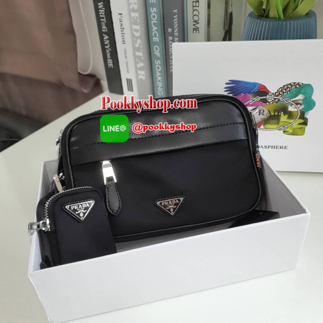พร้อมส่งรุ่นใหม่ จากแบรนด์ Prada วัสดุทำจาก หนังสลับNylon สามารถกันน้ำได้ ตัวกระเป๋าอยู่ทรงสวย ขนาดกำลังพอดี ไม่เล็กไม่ใหญ่ไป แถมมากับกระเป๋าห้อยใบเล็กคุ้มสุดๆ อะไหล่เงินทั้งใบ ด้านหลังมีช่องใส่ของ เปิดปิดด้วยซิป ภายใน มีโลโก้แบรนด์ และช่องใส่ของแยก บุผ้