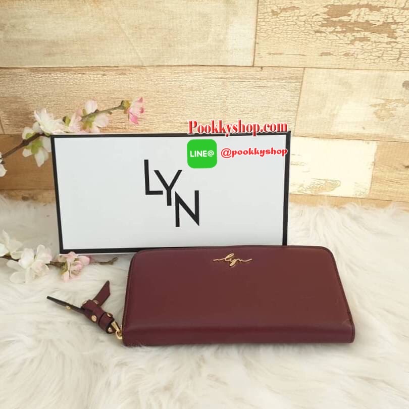 LYN long wallet ด้านหน้าติดโลโก้แบรนด์ สีสวยสดใส รุ่นนี้เรียบหรู ดูดี เปิดปิดด้วยซิบ ด้านในมีช่องใส่บัตร ช่องใส่แบงค์ และช่องกลางใส่เหรียญเป็นช่องซิป และยังมาพร้อมกับ ตัวจับซิปแต่งหมุด ดูดีมีราคาเชียว สวยเก๋ๆแบบนี้ต้องมีไว้เป็นเจ้าของนะเธอจ๋า