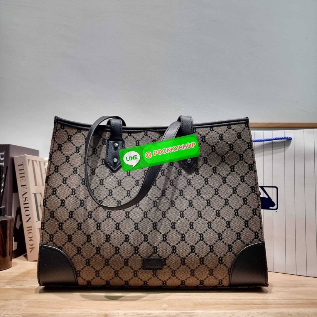 MLB MONOGRAM TOTE BAG กระเป๋าทรงโท้ท ใบใหญ่จุคุ้ม ที่มีกิมมิคไม่เหมือนใคร ด้วยดีไซน์ลวดลายโมโนแกรมเอกลักษณ์ ปั๊มลงบนผ้าแคนวาสและหนัง pu คุณภาพดี สวยคม ปากกระเป๋ามีอะไหล่เกี่ยวกันของหล่นได้ มาพร้อมสายสะพายในตัว ภายในโล่งกว้างมาก ใส่ของสำคัญได้แบบไร้กังวล ห