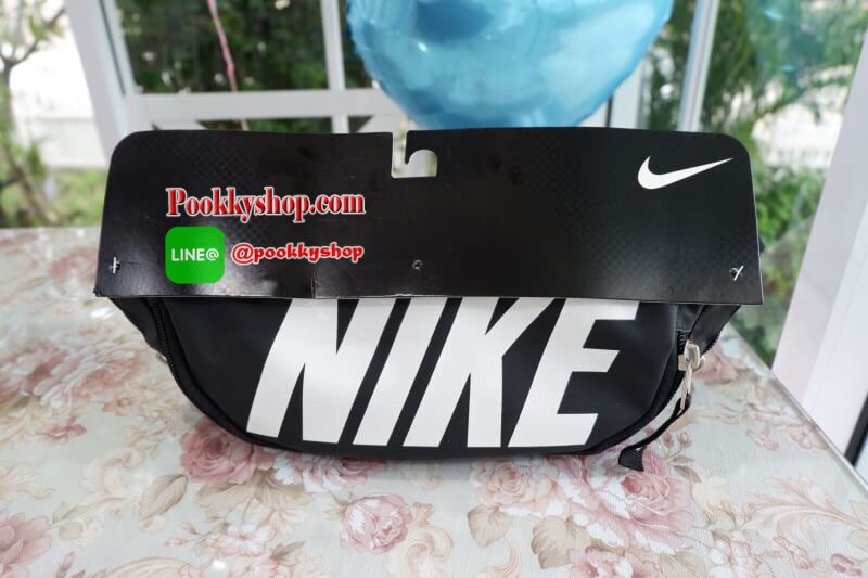 Brand : Nike กระเป๋าคาดเอว สะพายข้างใบใหญ่ เก็บของได้เยอะ ภายนอกมี2 ซิป ภายใน มีซิปเล็กไว้เก็บของ สายสะพายปรับได้ ใส่ได้ทั้งผู้หญิง และ ผู้ชาย