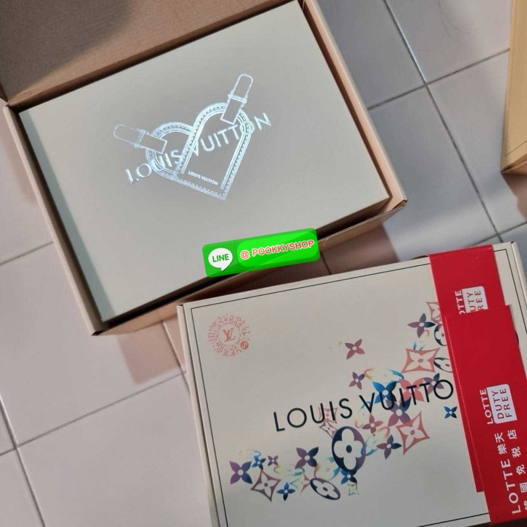 LV diane monogram empreinte bag 🔆 Details กระเป๋ามัลติฟังก์ชั่นสุดคุ้มจากเคาน์เตอร์ dutyfree ที่ดีไซน์ออกมาได้น่ารักน่าใช้มากๆ มีสายมาให้ถึง 2 แบบ สายหนังคล้องไหล่ได้ ปรับสะพายข้างได้ และสายสปอร์ตครอสบอดี้ได้ สวยลูกคุณหนูมากๆ ปรับเปลี่ยนใช้ตามลุคแ