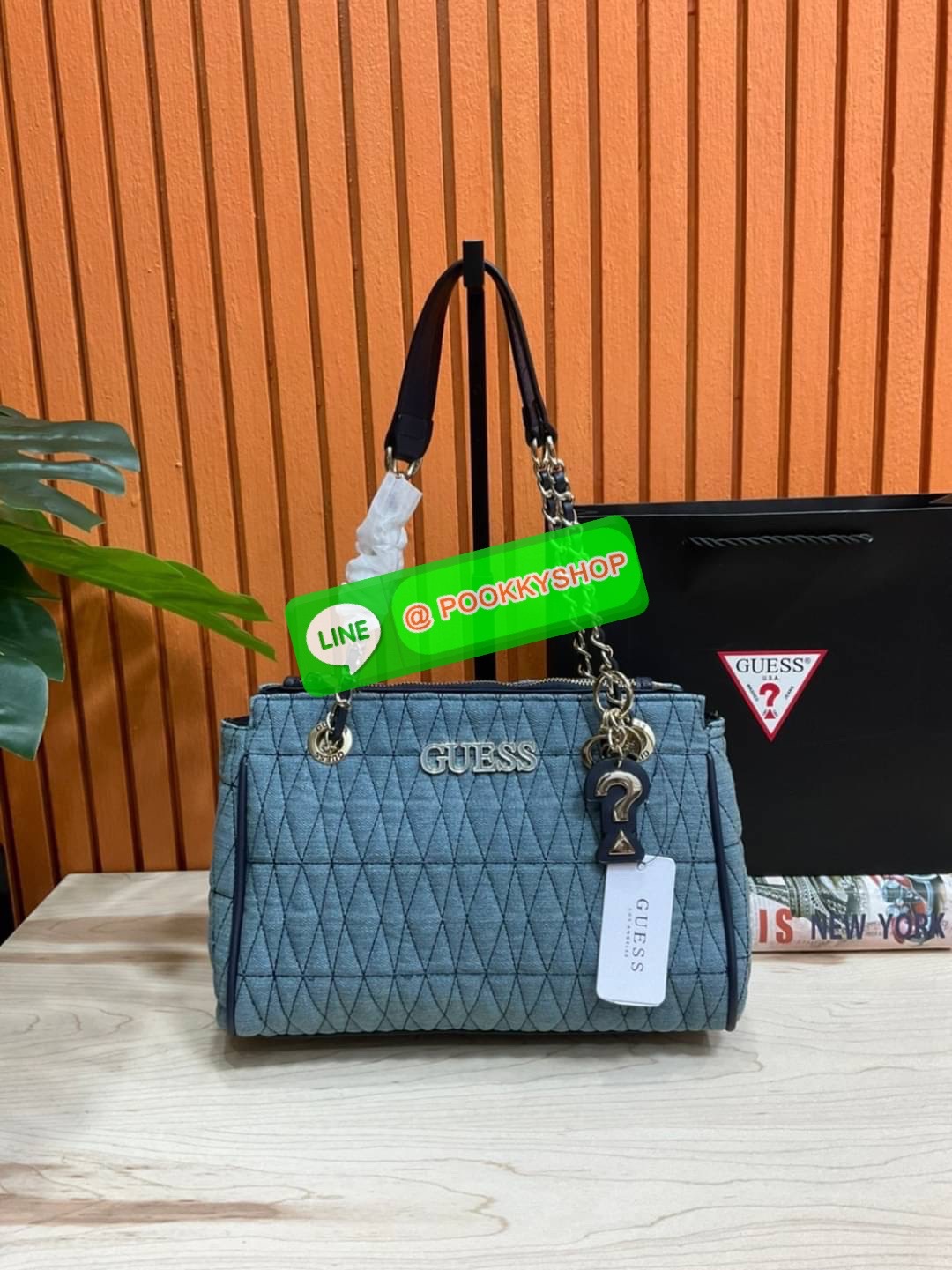 Guess Brinkley Society Satchel Bag กระเป๋าถือหรือสะพาย ขนาดกำลังดี วัสดุ Denim และ Pu หนังนิ่ม ผ้านุ่มมาก สวยอยู่ทรง มาพร้อมพวงกุญแจน่ารักๆ ถอดออกได้ ด้านหน้าประดับโลโก้แบรนด์ เปิดปิดด้วยซิป มี 2 ช่องหลักใช้งาน ภายในช่องซิปหน้าแยกเป็นสัดส่วนการใช้งาน ซิปช