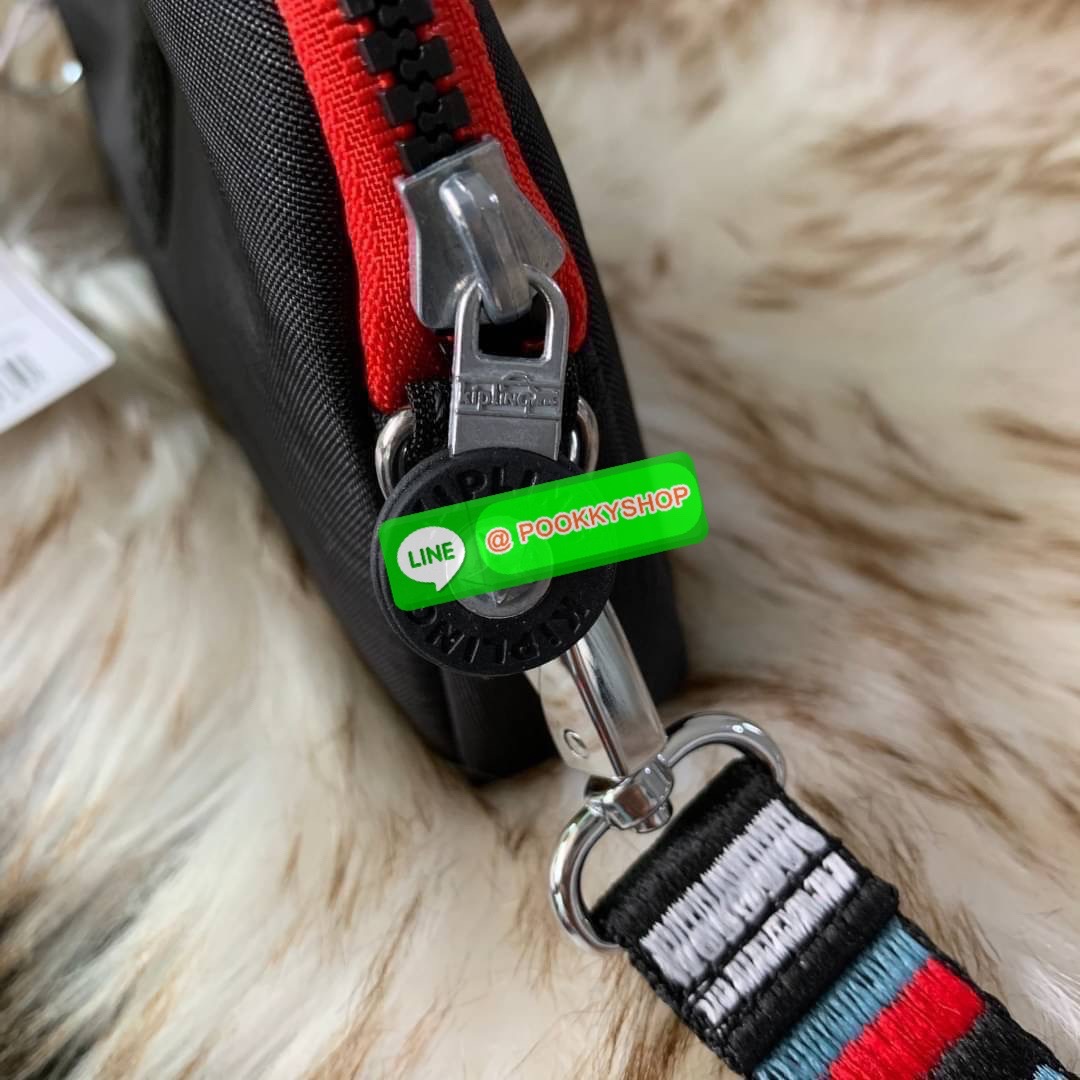 KIPLING 3 Monkey program Seoul up clutch & sling bag กระเป๋าคล้องมือ หรือ สะพายข้าง ขนาดเล็ก วัสดุ Nylon & Polyester 100% ใช้งานได้ 2 รูปแบบ มีสายสลับเปลี่ยนได้ทั้งแบบคล้องมือหรือสะพายข้าง เปิด-ปิดด้วยซิป ช่องหลักโล่ง มีช่องใส่บัตรด้านข้าง 6 ช่อง และช่องด