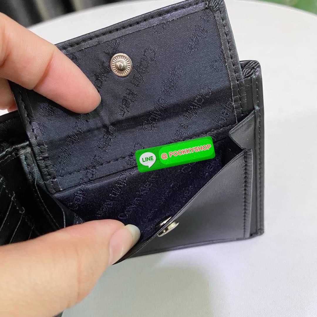 Calvin Klein Leather Belt & Wallet Set Setกระเป๋าสตางค์+เข็มขัด กระเป๋าสตางค์ด้านหน้าปั๊มชื่อแบรนด์ มีช่องใส่รูป ช่องใส่บัตร ช่องใส่ธนบัตร และช่องใส่รูป เข็มขัดหนังแท้ปั๊มแบรนด์ สามารถสลับใช้ได้ทั้ง 2 ด้าน เข็มขัดปรับระดับได้ 5 ระดับ มาพร้อมที่เจาะรูจ้า