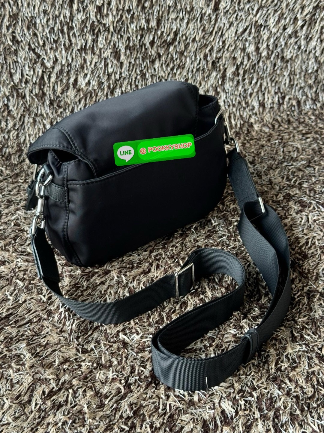 TORY BURCH VIRGINIA SMALL MESSENGER เป็นกระเป๋าที่มีรูปแบบการเปิด-ปิดด้วยกระดุมแม่เหล็ก ทำให้ปากกระเป๋าเปิดง่ายและหยิบสิ่งของสะดวก ซึ่งภายในฐานกระเป๋ามีความกว้างขวางพอสมควร เก็บสิ่งของต่าง ๆ ได้ดั่งใจ มาพร้อมดีไซน์เรียบง่ายสีดำประดับด้วยโลโก้แบรนด์อันเป็น