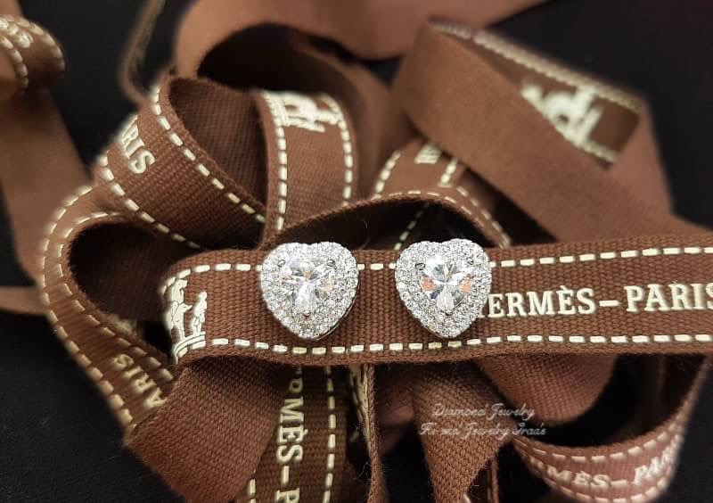 New Arrival !!!!!! ต่างหูเพชร CZ แท้ ดีไซน์หัวใจล้อมเพชร 2 ชั้น เพชรคัดเกรด สวยวิ้งมากกกกกค่ะ รุ่นนี้แนะนำเลยค่ะ ใส่แล้วดูเรียบหรู น่ารักมากๆเลยจ้า เพชรสวย ใส เด้งไฟมากๆๆ ที่สำคัญเป็นงานเกรดจิวรี่ด้วยค่ะ ไม่ลอกไม่ดำแน่นอนค่ะ **จำนวนจำกัด เช็คของก่อนโอนเงิ