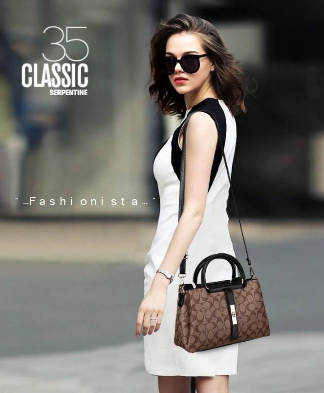 สินค้าดีมีคุณภาพ งานขายดีพร้อมส่งเลยค่ะ!! กระเป๋าสะพายทรงถือสไตล์งานแบรนด์ วัสดุ pu พิมพ์ลายโลโก้ เนื้อหนานุ่มขึ้นทรงคุณภาพดีไม่ซึมน้ำ ดีไซน์เรียบหรูดูดี หูจับกระเป๋าอย่างหนาแต่งอะไหล่แบบสายเข็มขัดด้านหน้าเก๋มากค่ะ ช่องใส่ของแบ่ง 3 ช่อง ใส่ของได้เป็นระเบี