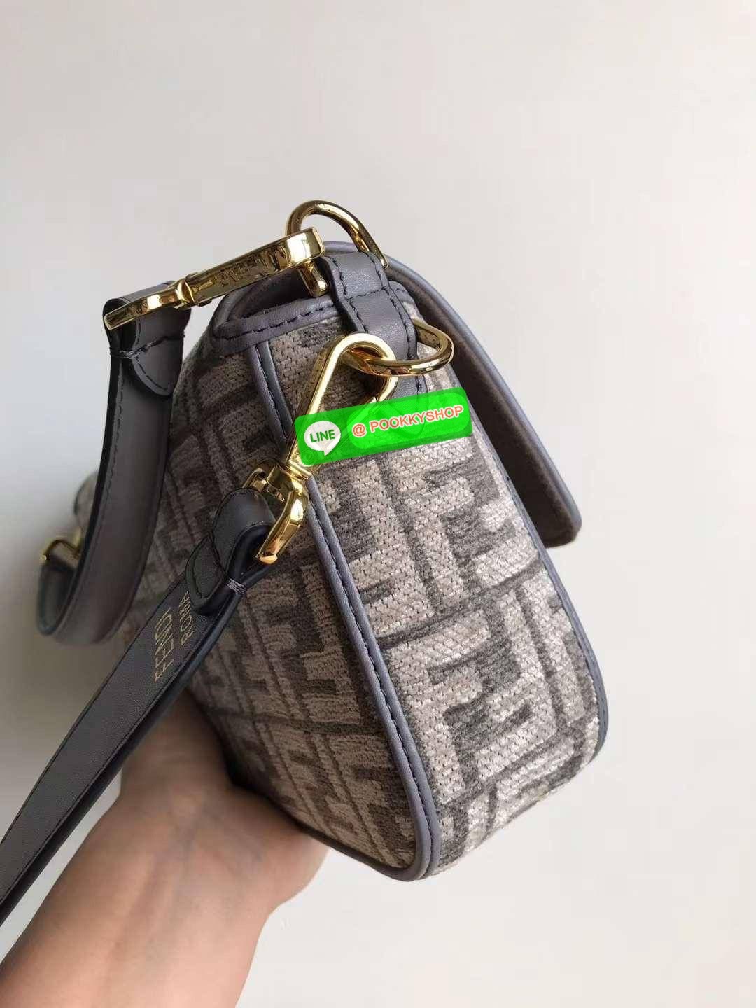 New Arrivals!!! Fendi Baguette Dark Gray FF Tapestry Fabric Bag กระเป๋าทรง Baguette ขนาดกลาง วัสดุผ้าเซนิล พร้อมลวดลาย FF สีเทาเข้ม ปิดท้ายด้วยรายละเอียดหนังแบบทูโทนและประดับด้วยตัวล็อค FF โดดเด่นด้วยฝาปิดด้านหน้าตัวล็อคแม่เหล็กช่องด้านในบุด้วยผ้าหนังกลับ