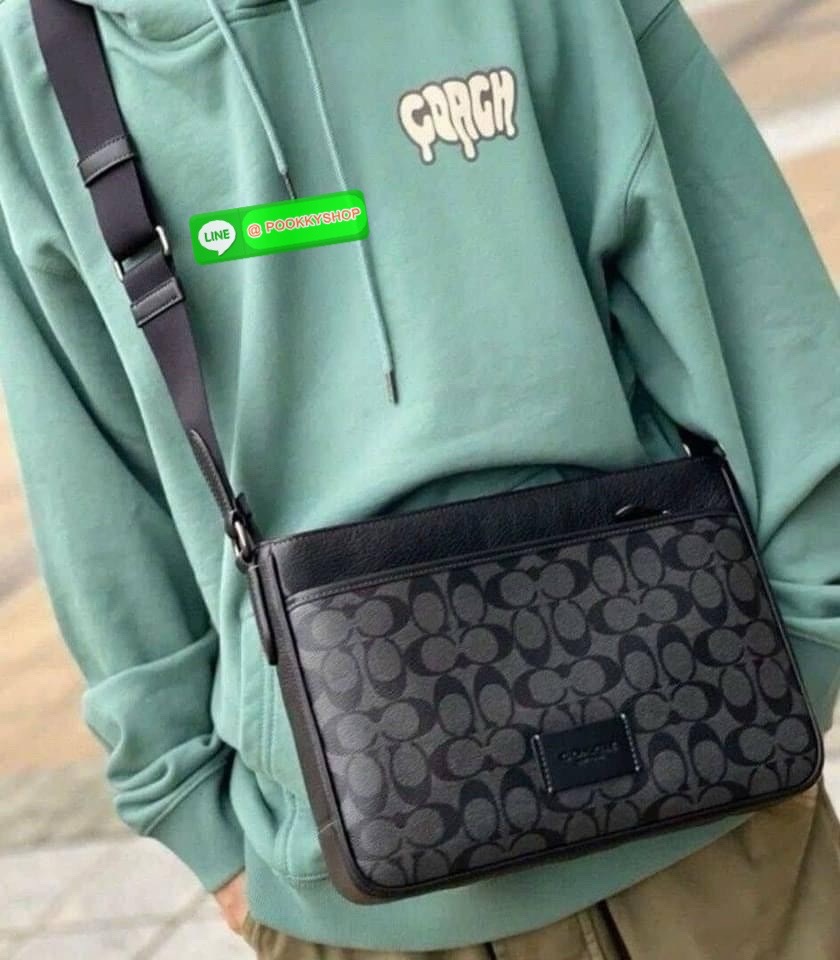 COACH DISTRICT CROSSBODY IN SIGNATURE CANVAS CH078 🔖กระเป๋าสะพายคอสบอดี้ทรงสีเหลี่ยม 🔖วัสดุ : canvas, ตัดขอบหนัง pebble leather 🔖 เปิด-ปิดแบบซิป ด้านในมีช่องซิปและช่องอเนกประสงค์ ปิดด้วยซิปด้านบน ซับในผ้า มีช่องซิปและช่องเก็บของด้า