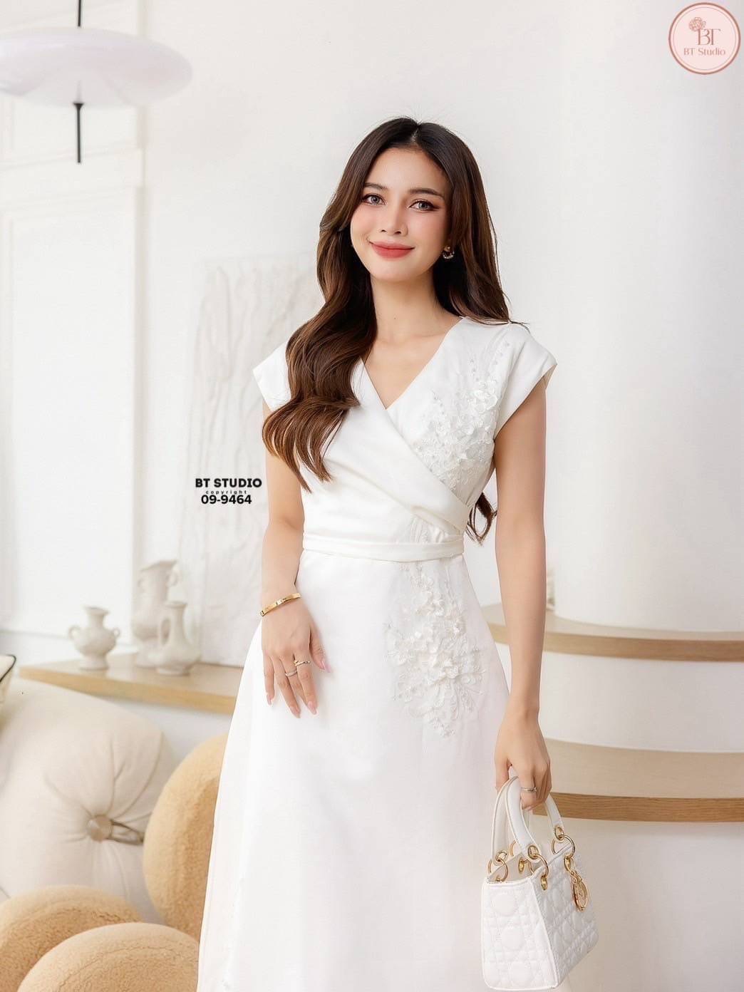 เดรสยาวแขนกุด คอวี ดีไซน์แต่งจับจีบช่วงเอวนึ่งข้าง แต่งปักดอกไม้และมุกด้านหน้าสามจุด ช่วงเอวเข้ารูป ตัวกระโปรงแต่งบานออกเล็กน้อย งานสวยมีซับในซิปหลัง มาพร้อมสายผูกเอว ลุคนี้เรียบหรูดูแพงสุดๆคะ