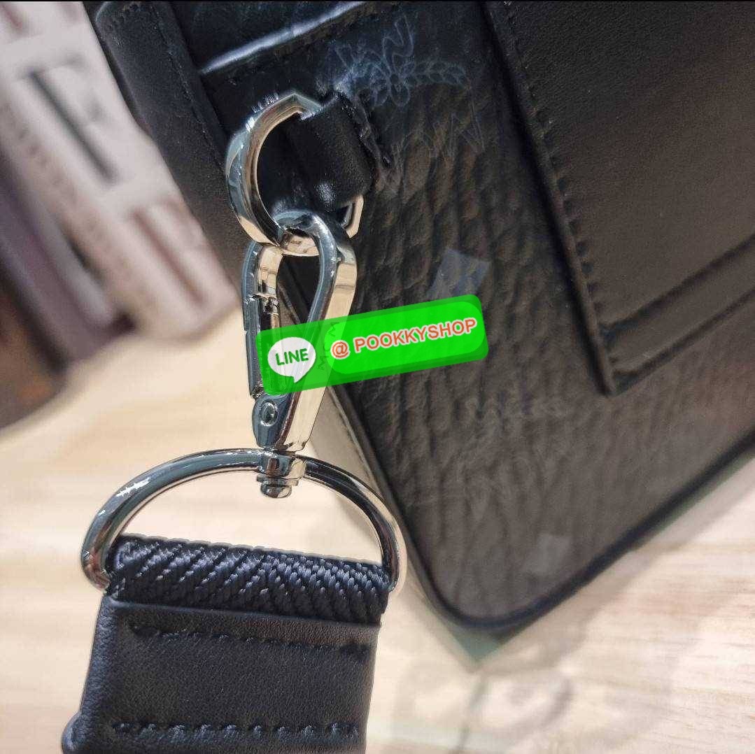 MCM SMALL MILLIE CROSSBODY IN VISETOAS กลับมาแน่นๆกับไอเท็มสุดฮิต!! ดาราเซเลปใช้กันเพียบ กระเป๋าสะพายข้าง ดีไซน์กึ่งสปอร์ต แต่แฝงความหรูในตัว ใช้งานง่ายด้วยขนาดที่พอเหมาะ และสายสะพายสปอร์ตที่สะพายคาดได้สะดวก จะสะพายข้าง สะพายแบบคาดอก ก็ดูดีไปหมด เปิด-ปิดด