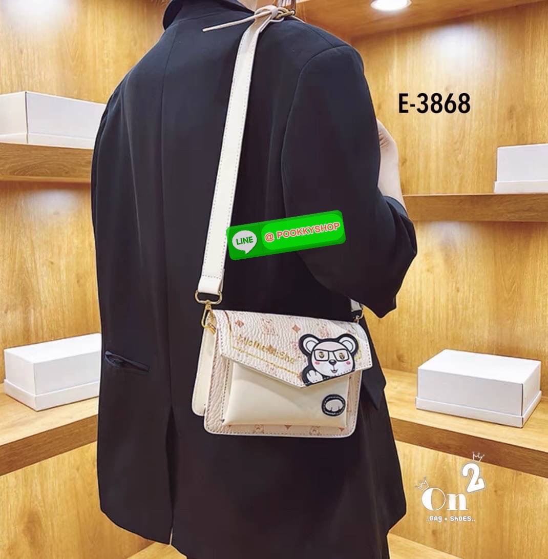 กระเป๋าสะพายข้างทรงแมสเซนเจอร์ เปิดหน้าอะไหล่ทอง สไตล์แบรนด์ มาพร้อมสายสะพายยาวปรับระดับได้ค่ะ ค่ะ