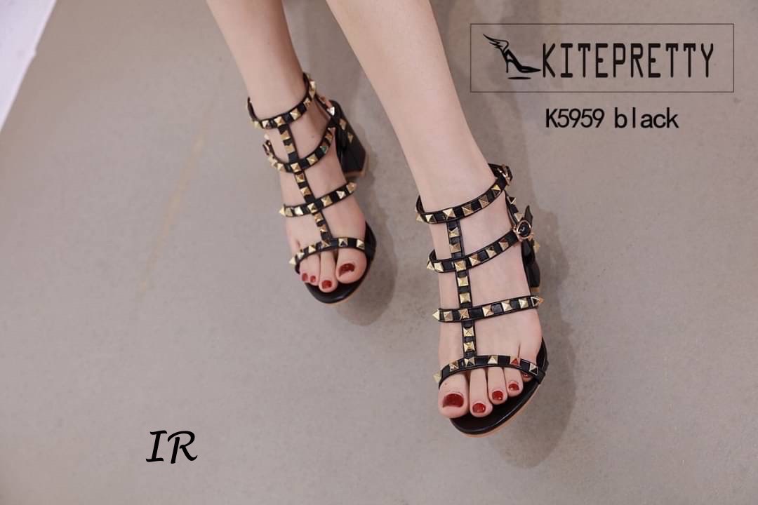 แบบขายดีมาก!!! พร้อมส่ง อะไหล่ขาดไปหลานเดือน Style Valentino หนังเงานิ่มแต่งอะไหล่หมุดงานตอกอย่างดี สายรัดข้อตะขอเกี่ยวปรับได้ ส้นสูง 3 นิ้ว ใส่สวย เปรี้ยว เฉี่ยว สะดุดตา เป็นอีก 1 คู่ที่จะกลายเป็นไอเท็มโปรดสำหรับสาวๆ