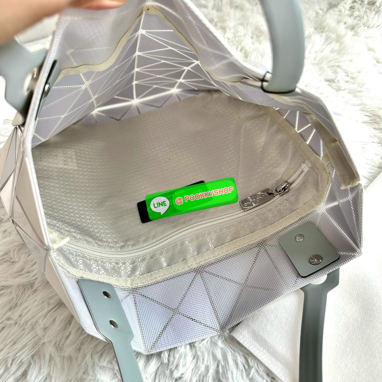 BAOBAO ISSEY MIYAKE QUATRO กระเป๋าไอคอนิกที่ไม่เคยตกเทรนด์! เรียบหรู แต่มีดีไซน์สะดุดตา โครงสร้างสามเหลี่ยมเอกลักษณ์เฉพาะของแบรนด์ ด้านในบุผ้า มีช่องซิปสำหรับเก็บของ น้ำหนักเบา สะพายสบาย ใส่ของได้เยอะมาก