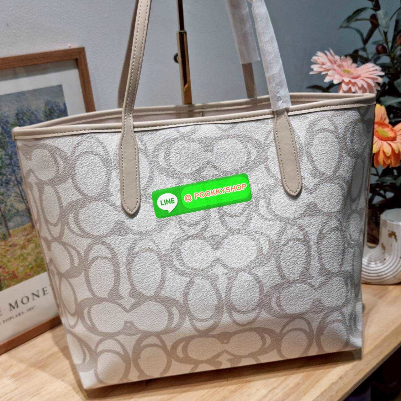 🔆 Model Coach CBH89 City Tote bag in Sketch Signature Canvas กระเป๋า City Tote รุ่นใหม่ล่าสุด ลายสวยมากๆ ดีไซน์ตัวซีลายสเก็ตช์ไม่ซ้ำ ไม่เกร่อ กระเป๋าโท้ทที่ขึ้นชื่อว่าจุของได้เยอะมากๆ ภายในโล่งกว้าง สายสะพายไหล่ในตัว สะพายไปเรียนคือได้เลย หรือสะพา