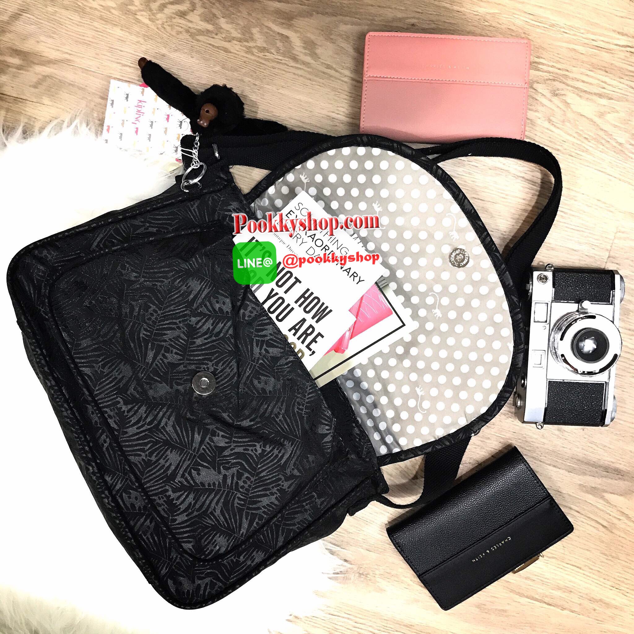 Don't Miss! KIPLING NYLON SHOULDER BAG กระเป๋าถือหรือสะพายวัสดุ Nylon + Polyester 100% เปิดปิด2ชั้นด้วยฝาปิดกระดุมเเม่เหล็กเเละซิปสะดวกใช้ หัวซิปโลโก้เเบรนด์ ด้านหน้ามี1ช่อง Pocket พร้อมสายสะพายยาวเลื่อนปรับระดับได้ถอดได้ จะสะพายไหล่หรือ Cross Body ก