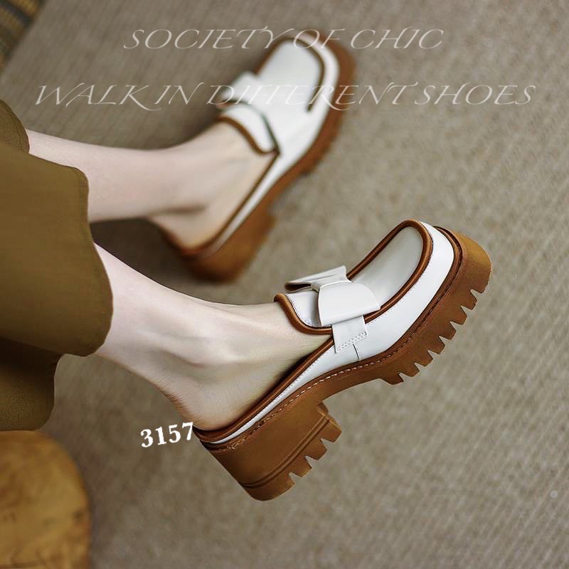 สวยไม่ไหว ใช้ความสวยเปลืองมากแม่!! กระชากสายตาทุกคู่ ให้หยุดอยู่ที่น้องเปิดส้นหนังแก้ว คนสวย สุดเทห์ คู่นี้ ให้ฟิวหลากหลายอารมณ์ ใส่ทำงานก็ได้ ใส่เที่ยวก็ดี ได้ทั้งความเพรียวสวยและสบายหายห่วง เรียบร้อยได้ เท่ห์ เก๋ ปรับได้ทุกลุค จนทุกคนต้องอุทาน Oh!! My ,