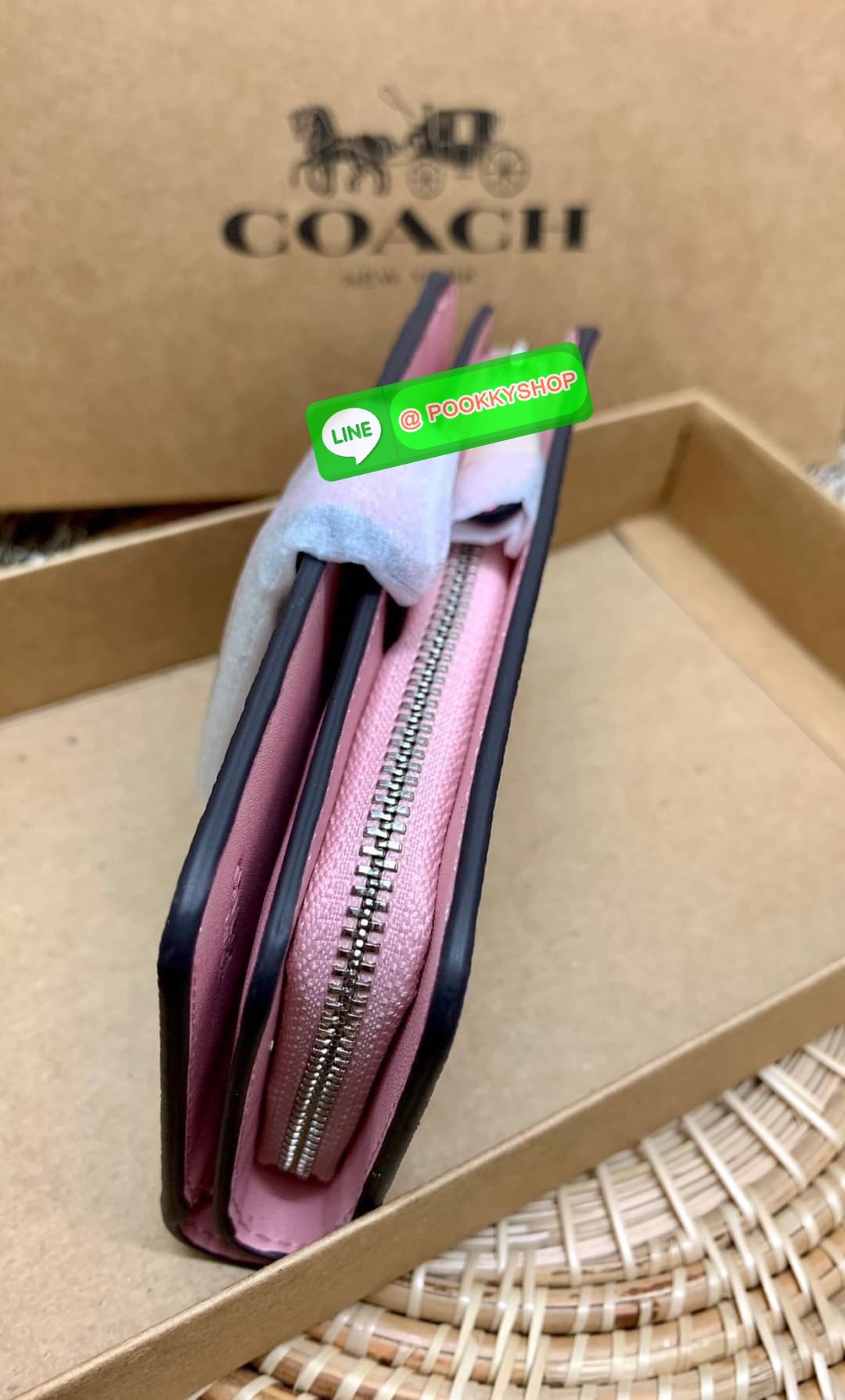 COACH MEDIUM CORNER ZIP WALLET WITH DANDELION FLORAL PRINT ((2855)) พร้อมส่งความสวย แถมความหมายดีด้วยค่ะ! กระเป๋าเงินใบกลาง ลายดอก Dandeloin ทั้งใบสวยงามมากๆนะคะ มีช่องใส่ธนบัตรหนึ่งช่อง;ช่องใส่บัตรได้ถึง10ช่อง;และช่องซิปสำหรับใส่เหรียญอีกหนึ่งช่องค่ะ &#x