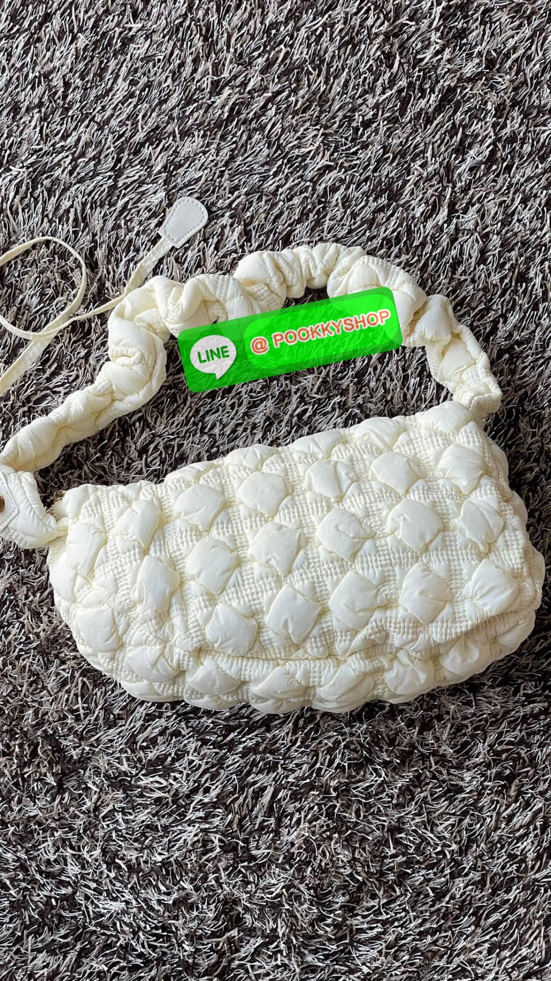 C Cozy Shoulder Bag สายแฟชั่นเกาหลีห้ามพลาด เป็นกระเป๋าที่กำลังได้รับความนิยมอย่างมากในเวลานี้ ถูกออกแบบมาให้มีลักษณะนุ่มนิ่มไม่ต่างจากพัฟเฟิลโค้ตหรือผ้านวม เลือกหยิบมาใช้ แมตช์เข้ากับคอสตูมได้ในแต่ละวัน รูปทรงและงานดีไซน์ที่มีความโดดเด่น และแตกต่างจากกระ