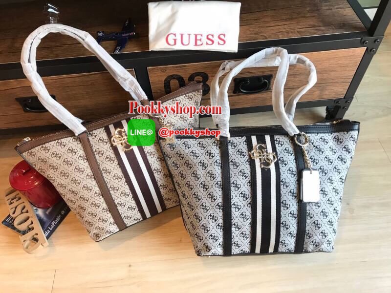 Guess Factory Large Tote Handbag กระเป๋าถือทรงช้อปปิ้ง สไตล์วิลเทจ น้ำหนักเบา มีหมุดรองฐานกันรอย เปิดปิดด้วยซิปด้านบน ด้านหลังมีช่องเพิ่มอีก1ช่อง สกรีนลายsignature รอบใบประดับtagเป็นโลหะและหนัง ถอดแยกใช้งานได้ ใบใหญ่ใส่หนังสือนิตรสาร ราคาสุดคุ้มเลยคร้า!!