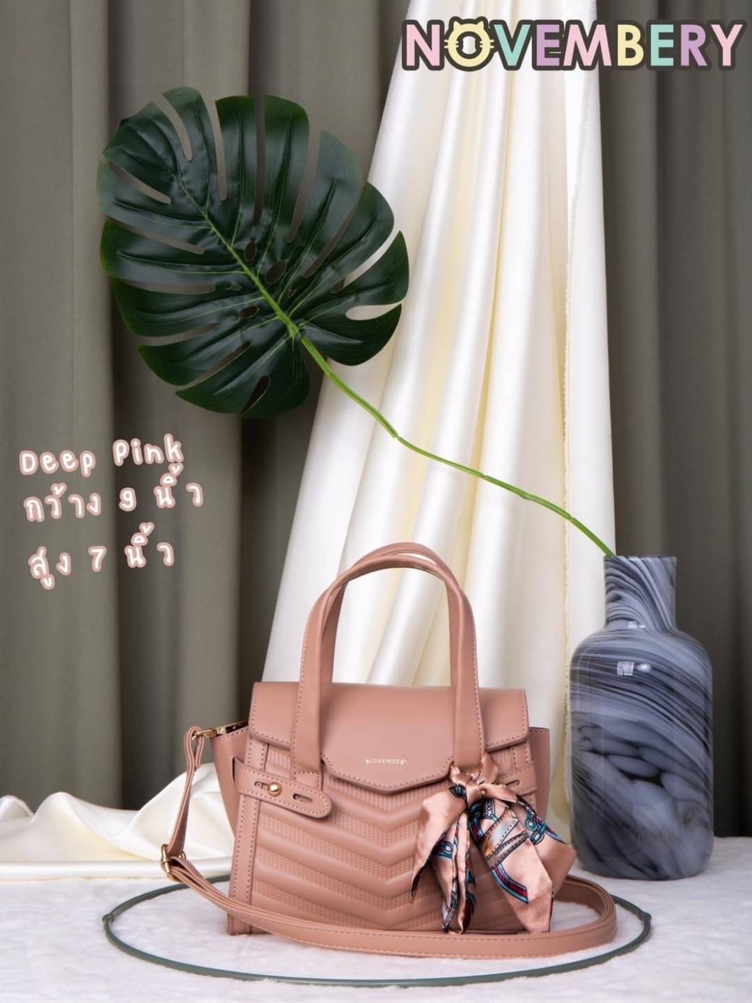 NOVEMBERY BAGS New Arrival !!! พร้อมส่ง Novembery Bags เรียบหรู ทรงโมเดิร์น เก๋ไก๋ทันสมัย !!! หนัง PU สวย ดีเทลงานรูปตัววี มีเข็มขัดด้านข้าง โลโก้แบรนด์อะไหล่ทองเป๊ะทุกจุด มาพร้อมหูจับทนทานแข็งเเรง แถมฟรีผ้าพันหูกระเป๋า ทุกใบ ด้านในมี 1 ช่องใช้งาน มีหลายส