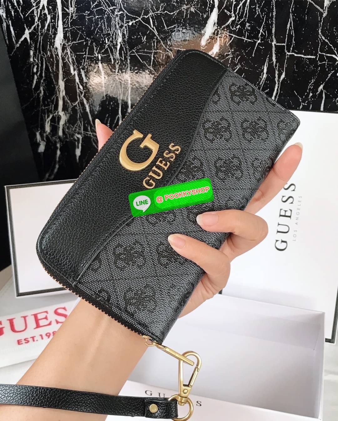 Guess งานแท้💯 outlet ถูกกว่าช้อปจ้ากระเป๋าสตางค์ใบยาวซิปรอบ งานสวย พร้อมสายคล้องมือ ถอดได้ มีถึง4ช่องใช้งาน ช่องใส่บัตรได้เยอะ อะไหล่Guessสีทอง หนังpUแท้ทำความสะอาดง่าย