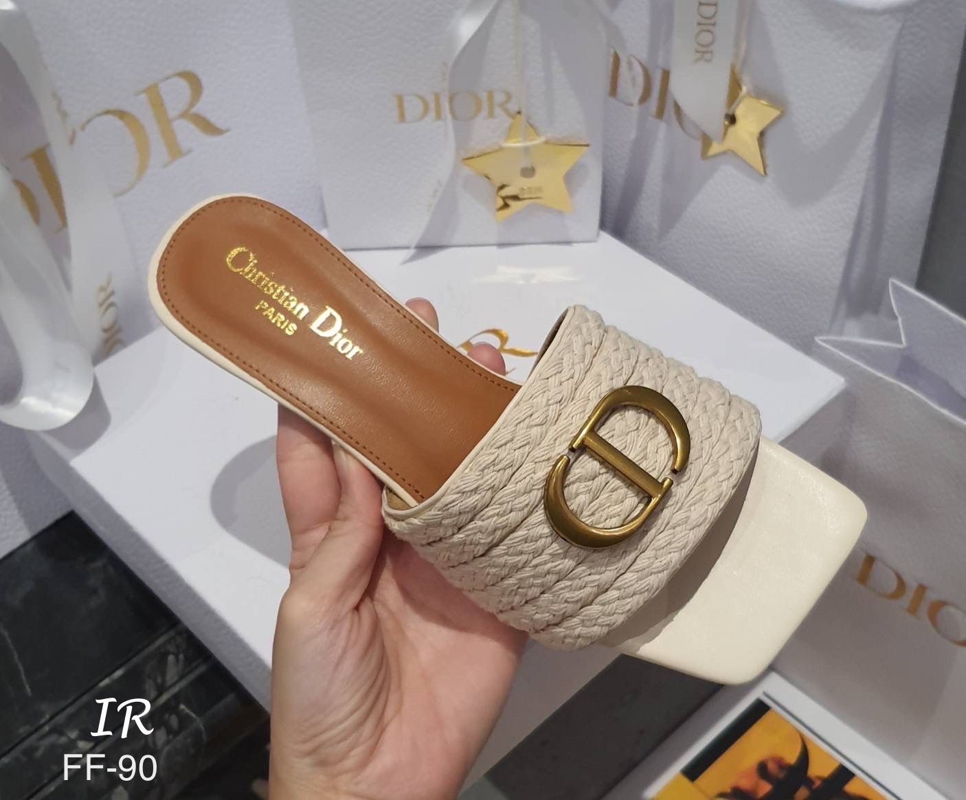 แบบขายดี!!! พร้อมส่ง บอกคำเดียว Wow มากค้า งานพรีเมี่ยม!!! นาทีนี้ต้องรุ่นนี้เลย สวม CD แบบDiorอะไหล่งานตอก แต่งเชือกถักสวยมาก ด้านในนวมนุ่มซับกำมะหยี่นิ่ม ปั้มแบรนด์ ส้นแก้วพรีเมี่ยมสูง 2 นิ้ว ใส่สวยแมทซ์เสื้อผ้าแล้วดูมีคลาส ไม่อยากให้สาวๆพลาดกันเลยค้า