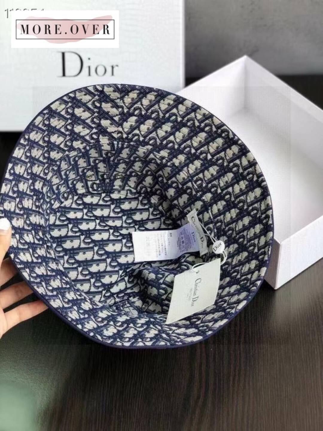 หมวกทรง bucket ทอลายโลโก้แบรนด์ ทั้งใบ สีกรมสวยหรู ใบนี้คุ้มมากค่ะ ใส่ได้ทั้ง้ 2 ด้านนะค่ะ ทรงนี้ใส่ได้ตลอดนะค่ะ มีติดไว้ได้เลยจ้า ทรงสวยมาก งานคุณภาพการันตี มีป้าย tag แบรนด์