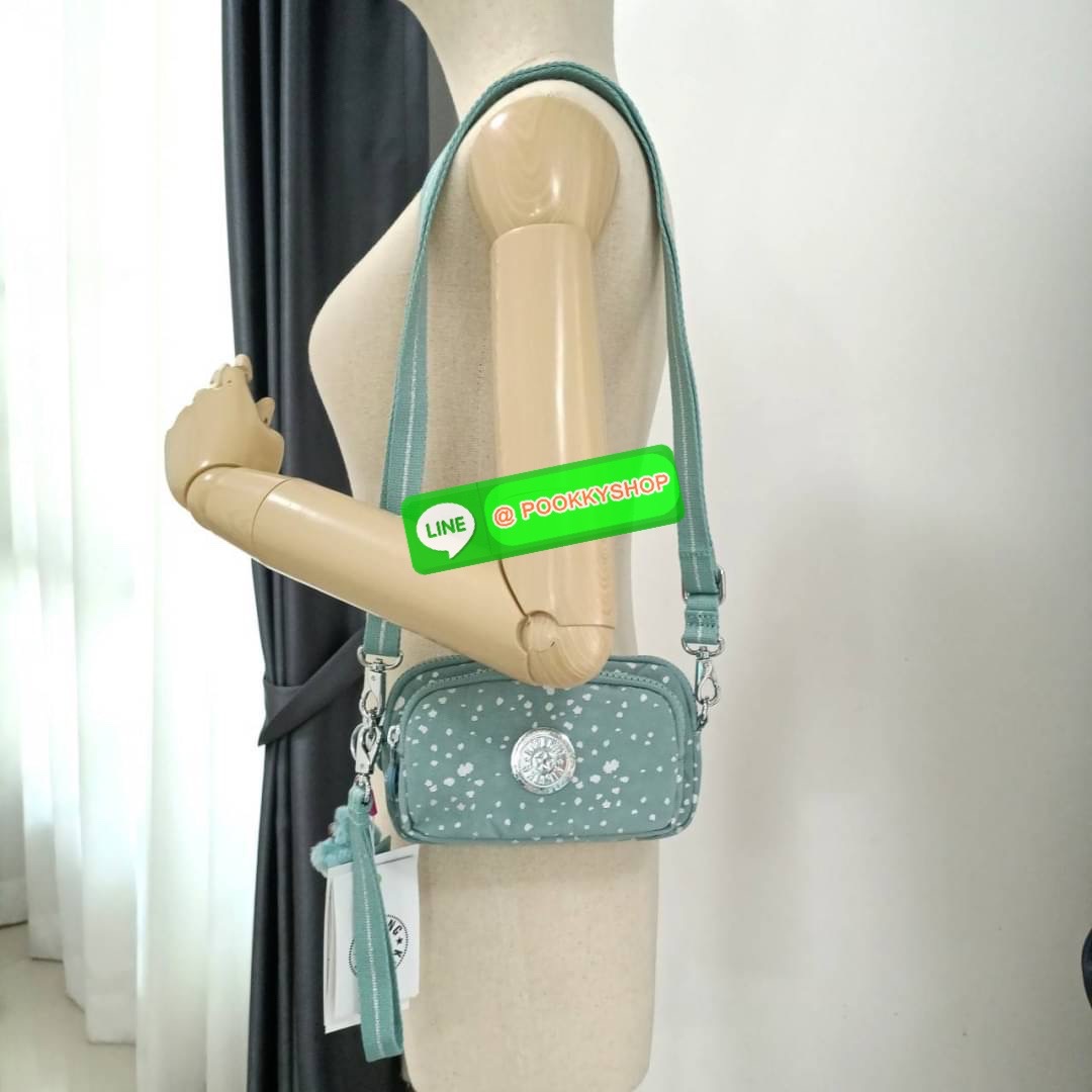 KIPLING Monkey program Seoul up clutch & sling bag รุ่น 2 ซิป (ขนาด 7 นิ้ว) กระเป๋าคล้องมือ หรือ สะพายข้าง ขนาดเล็ก วัสดุ Nylon & Polyester 100% ใช้งานได้ 2 รูปแบบ มีสายสลับเปลี่ยนได้ทั้งแบบคล้องมือ และ สะพายข้าง ตามโอกาสการใช้งาน