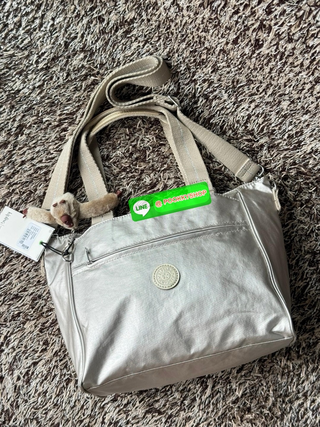 Kipling revir limited Japan shoulder bag เป็นอีกหนึ่งกระเป๋าสุดอเนกประสงค์สามารถใช้งานหลายรูปแบบทั้งกระเป๋าสะพายข้าง สะพายไหล่ หรือกระเป๋าถือด้วยสายสะพายที่สามารถปรับระดับและถอดออกได้ ดีไซน์คลาสสิกและเรียบง่ายพร้อมประดับโลโก้และลิงอันเป็นซิกเนเจอร์ แมตช์ก