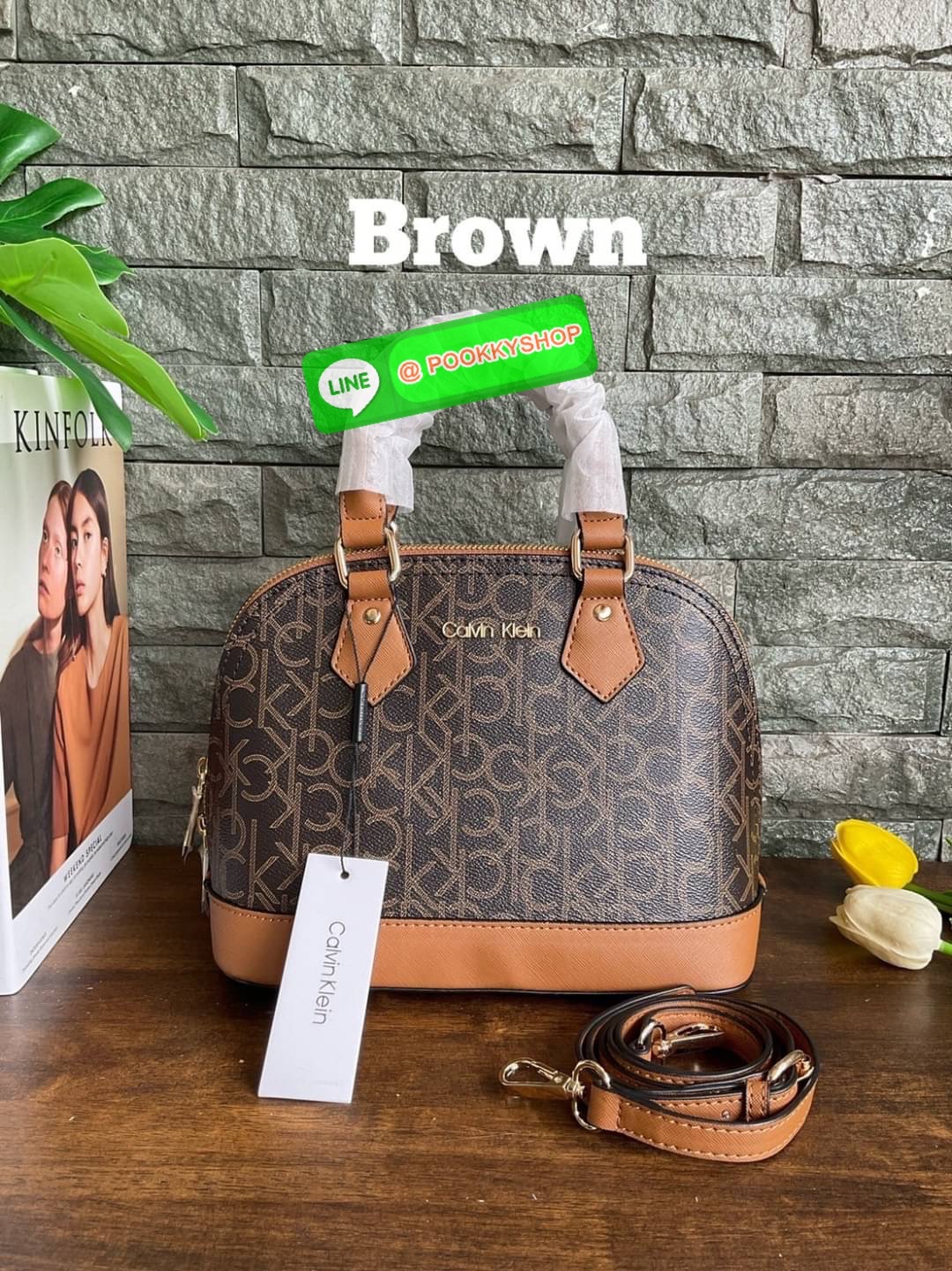 🚚 พร้อมส่ง 🚚 New arrival !! Calvin Klein Dome Mini Bag ( ขนาด 10” ) 💋สวยเก๋ ก่อนใครแน่นอนค่ะ ตามคำเรียกร้อง สวยหรูดูดีมาก สีสวยน่ารัก กระเป๋าสะพายแบบครอสบอดี้ ขนาดมินิ เป็นรุ่นที่ได้รับความนิยม แข็งแรงทนทาน จึงครองใจใครหลายคน วัสดุ