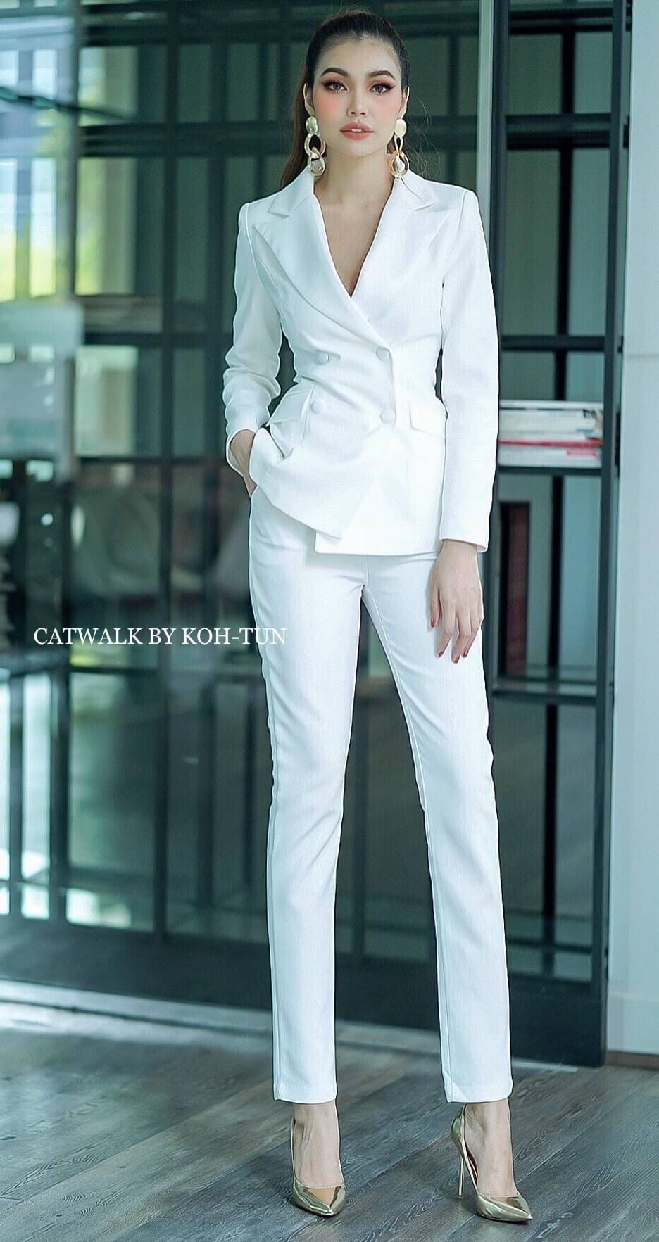 เรียบหรู ดูเท่ห์แบบมีสไตล์มากกับเซตBLAZERแต่งปกเลื่อม+กางเกงขายาวทรงสวย เนื้อผ้าเกรดเอ ตัวBLAZER เป็นทรงเข้ารูปสวย เพิ่มความหรูด้วยการแต่งปกและฝากระเป๋าด้วยผ้าเครปกึ่งเงาสีโทนเดียวกับตัวชุด ด้านหน้าแต่งกระดุมปั้ม 4 จุด มาคู่กับกางเกงขายาวทรงขากระบอกเล็ก ท