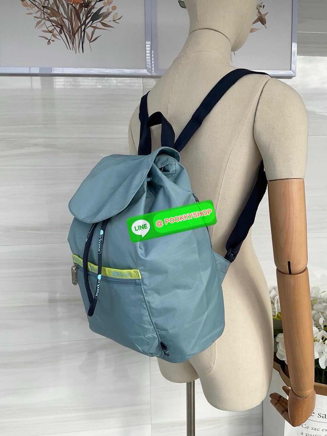 🚚 พร้อมส่ง 🚚 Japan LeSportsac Casual Versatile Portable Women's Bag Solid Color Blue Bucket Bag Flip Backpack สินค้าแบรนด์แท้100% พร้อมแท็ก! กระเป๋าเป้สะพายหลังลําลอง ทรงบักเก็ต น้ําหนักเบา กระเป๋าเป้หูรูด กระเป๋าเดินทางขนาดกลาง ด้านห