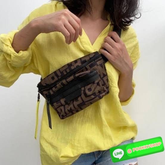 💕LONGCHAMP LE PLIAGE LGP BELT BAG M เท่ห์อย่างมีสไตล์กระเป๋าทรงคาดอกและคาดเอวดีไซน์แนวสปอร์ต เพิ่มความโดดเด่นทันสมัยด้วยลายซิกเนเจอร์ มีช่องซิปที่ใช้งานง่ายช่วยให้คุณหยิบใช้สิ่งของจำเป็นได้อย่างสะดวกและง่ายดาย และผสานสายรัดแบบปรับได้เข้ากับหัวเข็ม