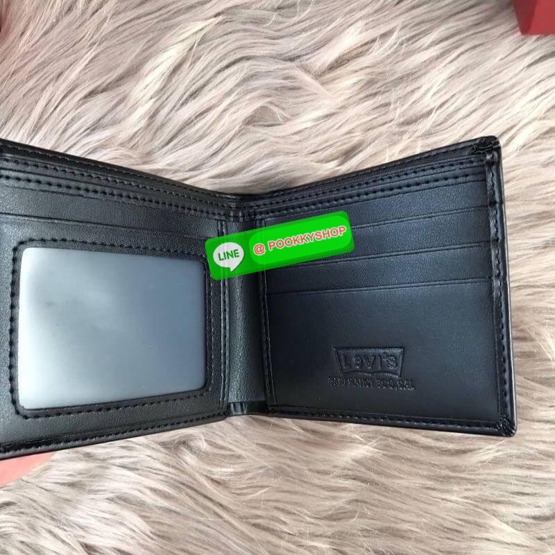 Levi's Leather Belt & Wallet Set เซตสุดคุ้ม กระเป๋าสตางค์หนังนิ่ม ด้านหน้าตกแต่งด้วยโลโก้แบรนด์ ด้านในมีช่องใส่รูป ช่องใส่บัตร และช่องใส่ธนบัตร 2 ช่อง มาพร้อมกับเข็มขัดสุดเท่ และที่เจาะรูเข็มขัดค่ะ