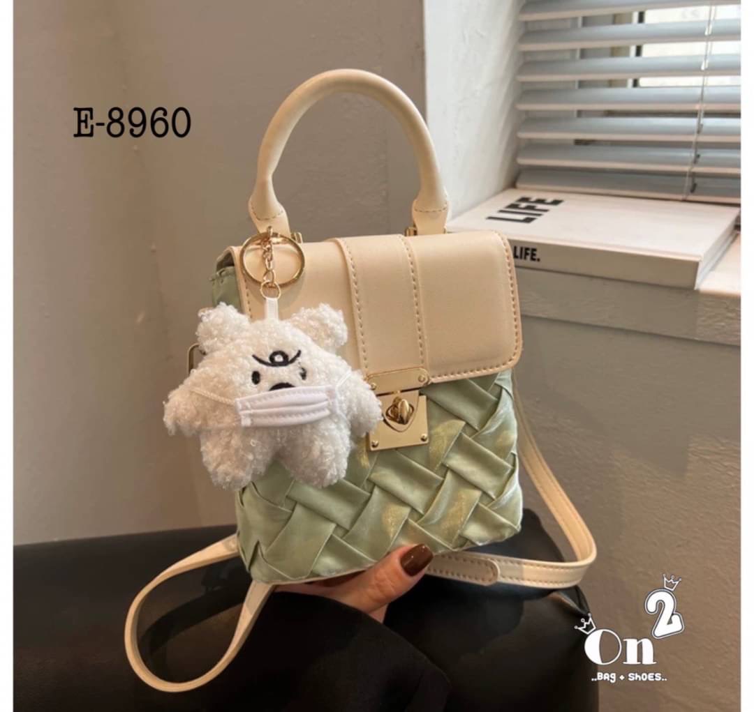 New arrivals กระเป๋าสะพายมาใหม่ ไซส์มินิดูตะมุตะมิน่ารักไปอีกจ้า ใส่โทรศัพท์ ใส่ของจุกจิก มาพร้อมพวงกุญแจ สายสะพายยาวครอสบอดี้