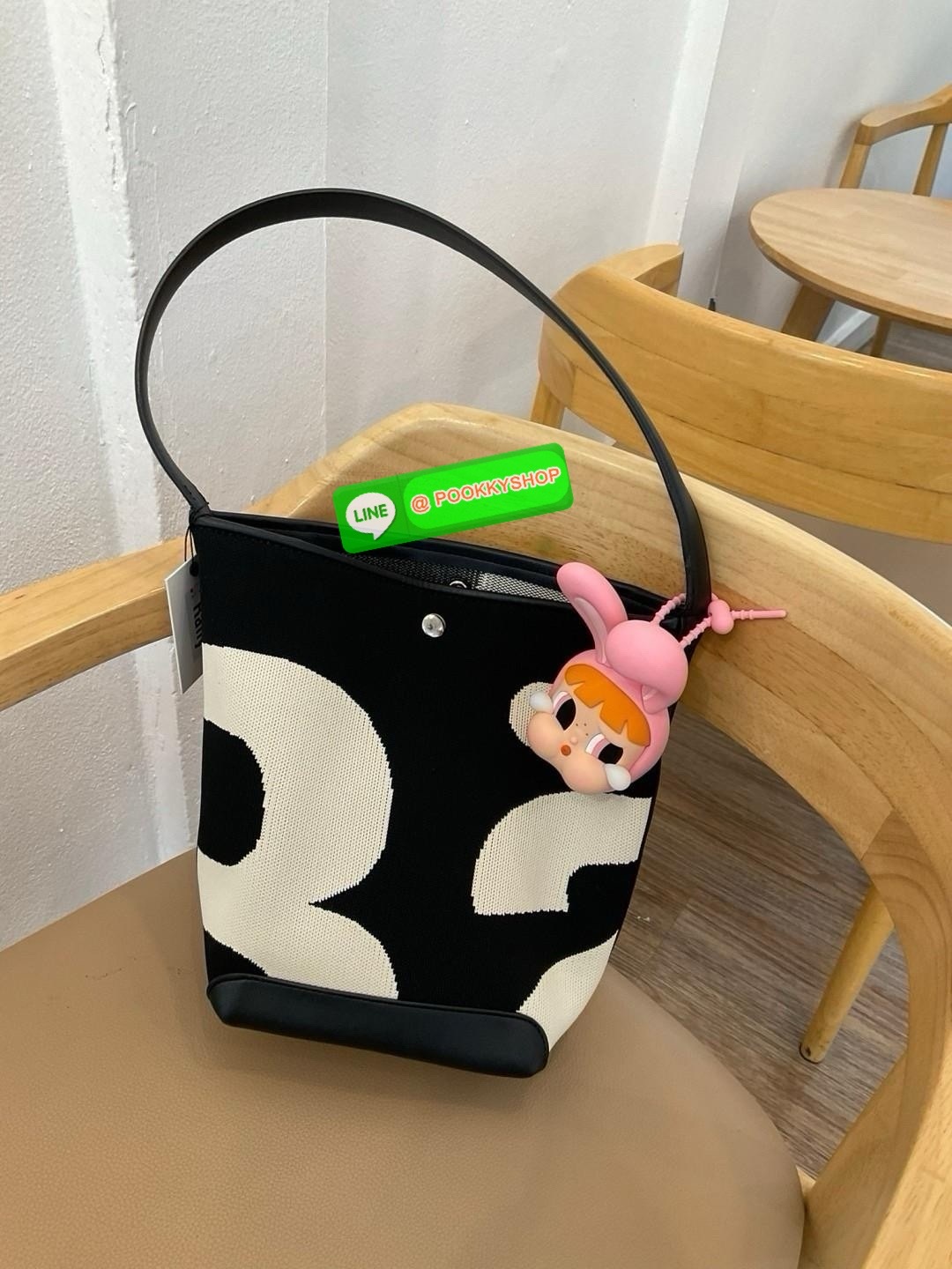 เข้าแล้วค่ะ! กับ Rally movement กระเป๋าทรงถังยอดฮิตที่สุดในปี 2024 ยอดจองคือถล่มโซเชียล จัดให้ในราคาน่ารัก ด้านในกว้างขวาง แข็งแรง สามารถใส่ไอแพด ใส่สมุดได้ #รุ่นนี้ทุกคนต้องมีจริงๆ ตัวกระเป๋างานเนี้ยบเป๊ะ มาพร้อมป้ายห้อยครบ สุดปัง พร้อมส่งวันนี้แล้ว2สี จ