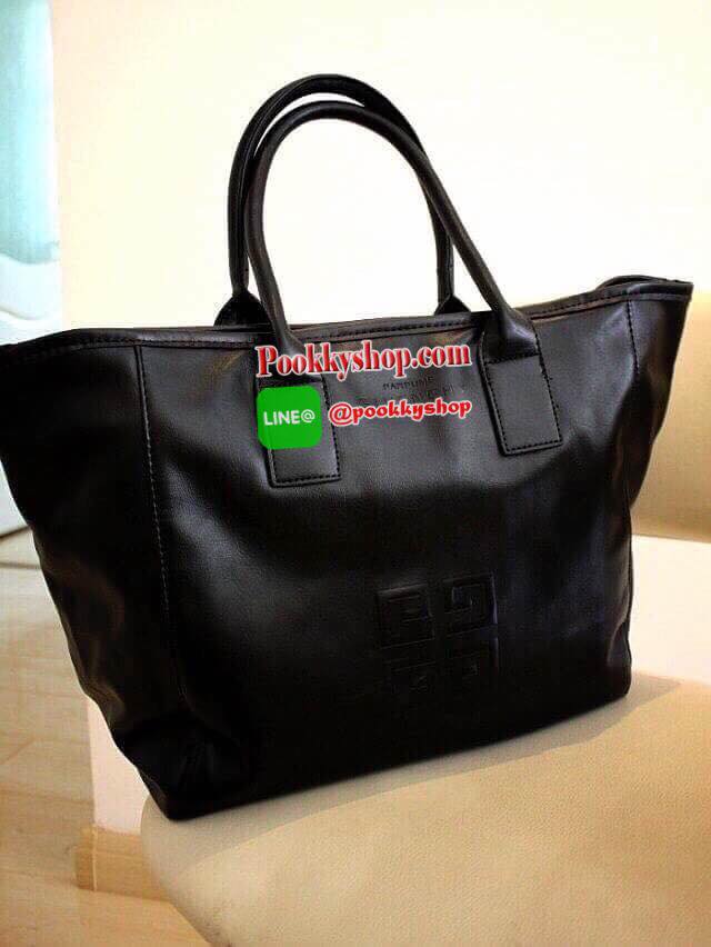 Best Seller! Givenchy Black Soft Leather Shoulder Handbags (Limited edition!) กระเป๋าถือหรือสะพายพรีเมี่ยมของเเท้จาก "Givenchy Perfume Counter" วัสดุหนังนิ่มเรียบสีดำด้านหน้าปั้มโลโก้แบรนด์ GV ภายใน Polyester 100% สีดำสกรีนโลโก้สวยดูดี เปิดปิดด้