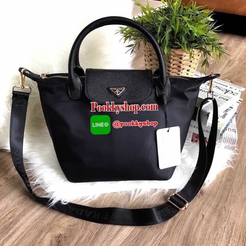 Don't Miss! PRADA NYLON BAG WITH ZIP VIP GIFT WITH PURCHASE กระเป๋าถือหรือสะพายสไตล์ Longchamp GWP พรีเมี่ยมกิ้ฟจากเคาน์เตอร์แบรนด์ Limited edition วัสดุ Nylon เนื้อหนาคุณภาพดีตามแบบฉบับแบรนด์ด้านหน้าประดับโลโก้หรู เปิดปิดด้วยฝาปิดและซิป ภายใน Polyes