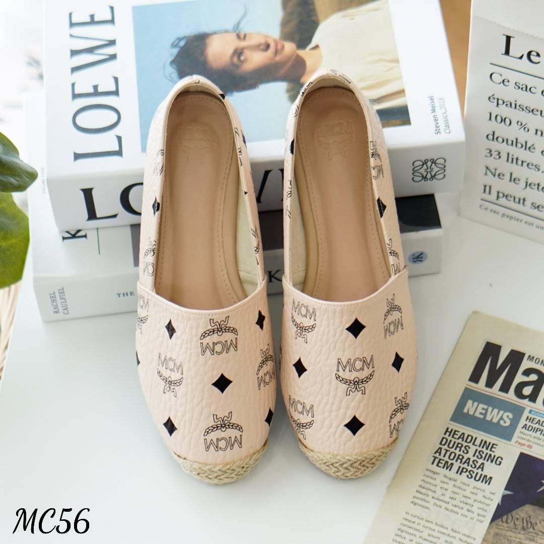 พร้อมส่ง รองเท้าผ้าใบM ซี M ทรงสลิปออน แบบสวม งานหนังPU แท้ นิ่มมาก สกรีนโลโก้ชัด ด้านใน ซับหนังกำมะหยี่ นุ่มมาก ทรงสวย ใส่สบายยย ตัวส้นหนา1นิ้ว งานสวยมาก เก็บหน้าเท้าได้ดี งานปั้มแบรนด์ กล่องเรียบ