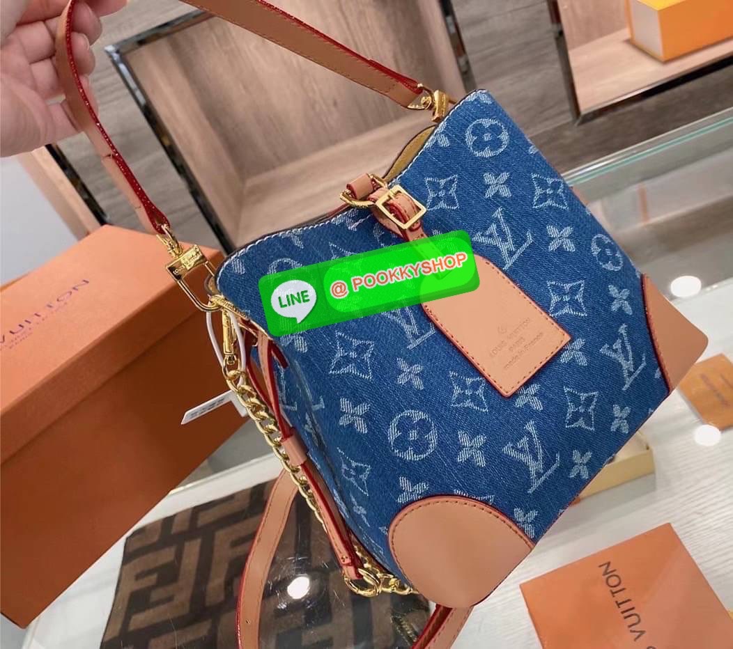 LV Vintage Denim Bag 8” Description: กระเป๋าวินเทจที่ทำจากผ้าเดนิมลวดลายโมโนแกรม ที่จับ ฐาน สายสะพาย กระเป๋าทำจากหนัง Calfskin และตกแต่งด้วยอะไหล่ทอง เปิดปิดด้วยสายคาดด้านหน้า ด้านในบุด้วยผ้า Marigold Alcantara เป็นช่องขนาดใหญ่ มีพื้นที่สำหรับใส่ของใช้จำเ