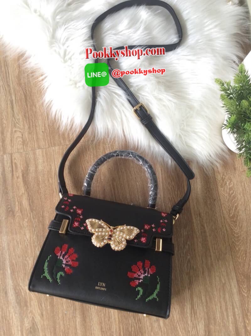 จัดส่งฟรี EMS ทั่วไทยค่ะ พร้อมส่ง LYN New Collection 2018 รุ่น FLORENCE M กระเป๋าถือ / สะพาย Size M วัสดุหนังเรียบ ตัวกระเป๋าปักลายสวยงาม ประดับด้วยตัวผีเสื้อ อะไหล่ทอง ด้านหน้าปั้มโลโก้แบรนด์ มีหมุดรองฐาน 4 มุม ปิดเปิดด้วยกระดุมแม่เหล็ก ภายในมีช่องใส่มือ