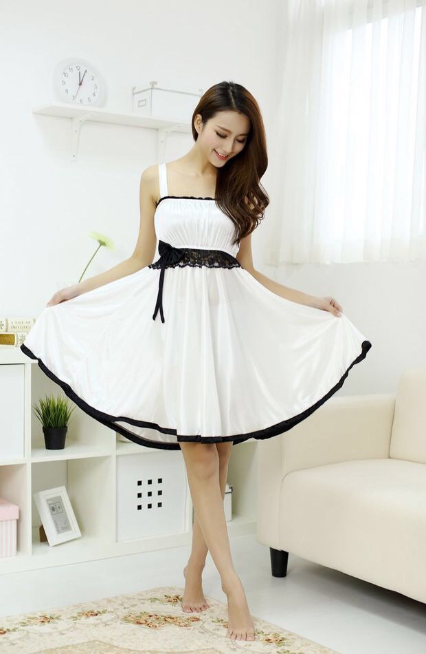 ชุดนอน ผ้าซาติน สีขาว เนื้อผ้าเกรด AAA แต่งลูกไม้ดำช่วงใต้อก แต่งขอบชายกระโปรง และขอบชุด แบบสวย สไตล์คุณหนู หรูๆเลยคะ (ซาตินเนื้อดี เนียนลื่น ไม่ซีทรูนะคะ) งานเกรดพรีเมี่ยมเลยคะ